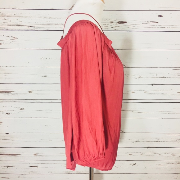 ⭐️ GIANNI BINI Coral Cold Shoulder Top - Picture 2 of 5